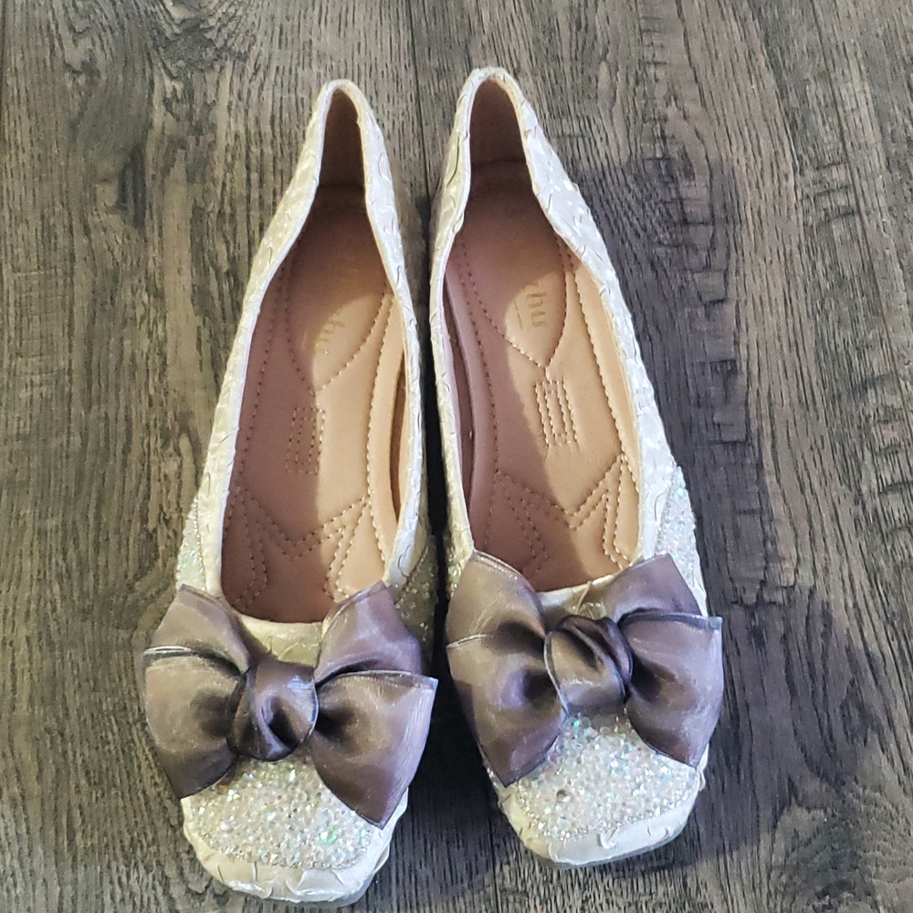 NEW without box. Elegant Cream/silver and Bow Flats